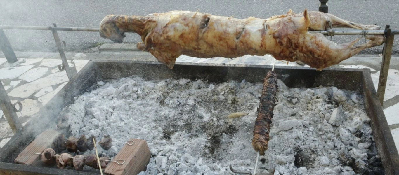 Αυτός είναι ο κίνδυνος που «κρύβει» το ψήσιμο στα κάρβουνα - Τι πρέπει να προσέχετε με την συρμάτινη βούρτσα